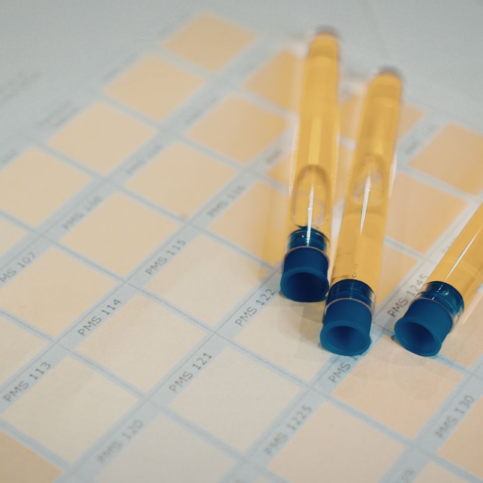 Przezroczysty mocz – co oznacza? Przyczyny, diagnostyka i leczenie