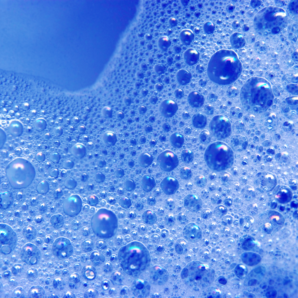 Pienisty mocz – co oznacza? Przyczyny i leczenie